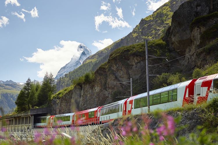 Glacier_Express_vor_Zermatt